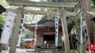 竹島にある神社で、食物を主宰する神様が祀られています
