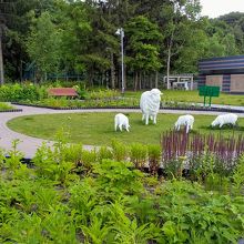 羊のモニュメントのあるガーデン