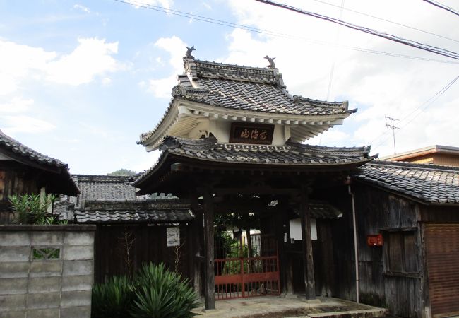 山門が印象的な寺院