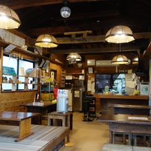 普通の食堂みたいな店内