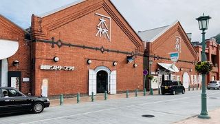 函館ベイエリア地区にあります。建物がほぼ建築当時のまま残されていて人気のスポットです。