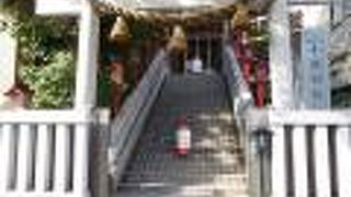 地下鉄の出口を出てすぐの神社