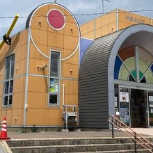 生の海産物は見当たらず