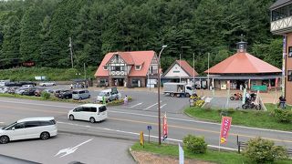 草津の町の手前にあります