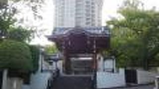 再建にも関わらず立派な門