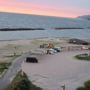 海水浴、日光浴、釣り、足湯、が楽しめる自由な空いている日本海岸