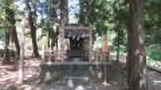 諏訪大社下社春宮近くに建っています