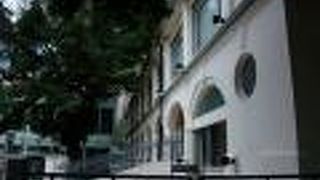 九龍公園の中のしゃれた建物