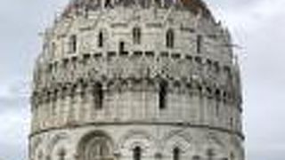 白亜の円形建築物