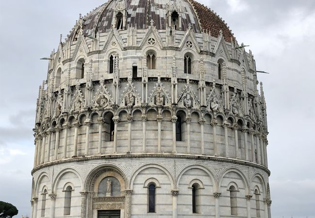 白亜の円形建築物