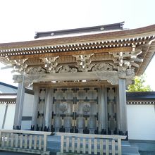 彫刻や蟇股が見ものの山門