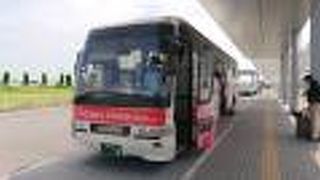 ANAフライト接続便もJALの全面広告バス