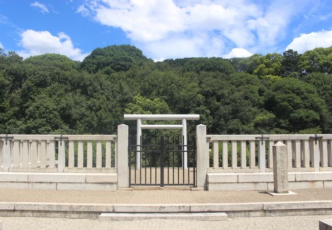 幹線道路沿いの古墳。全体を見れる場所がほとんどありません。