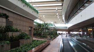 巨大な館内施設