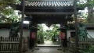 多彩な石像で彩られるお寺