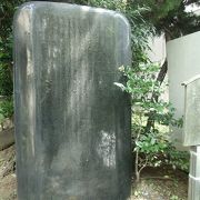 妻智恵子の臨終を詠んだ高村光太郎の「レモン哀歌」が刻まれています