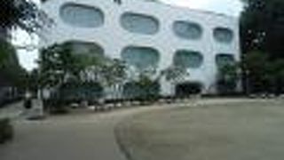 薬のカプセルのような窓が整然と並ぶ外観