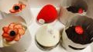 綺麗な店内の可愛いケーキ屋