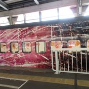 新潟駅でおしゃれな威容を見ました。写真を撮る人が多い。