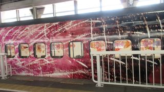 新潟駅でおしゃれな威容を見ました。写真を撮る人が多い。