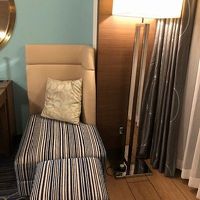 変わった形のソファー、１人なら眠れる大きさ