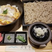 かつ丼（小）とお蕎麦のセット＠924円