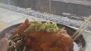 名物唐揚げそば　みんな駅のベンチなど外で食べたりします。