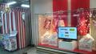 初売りセールで福袋やバーゲン品が並び賑やかでした