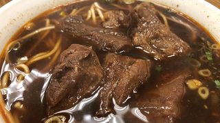 台北の有名な牛肉麺屋さんは、ゴロゴロ大きな肉と、深いスープの味