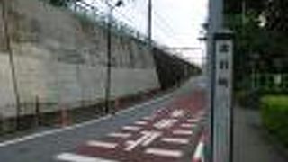 JRの線路沿いの小さな坂です