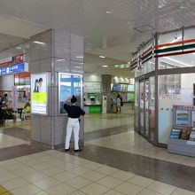 セブンイレブンの奥には観光案内所