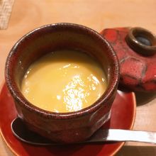 冷製コーンポタージュだそうです。寿司屋にこんなの求めてない