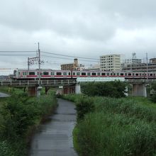 鶴見川を渡る東横線