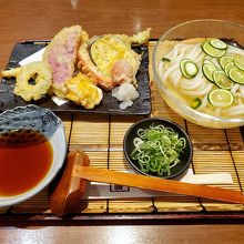 すだち薫るひやひやうどん 夏野菜天婦羅盛り付き