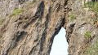 久米島を代表する岩の穴