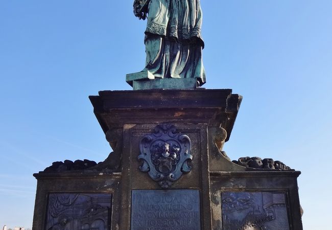 カレル橋で最も有名な銅像
