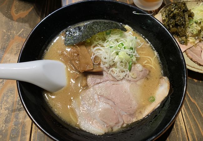 レトロな店内のラーメン店