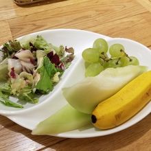 食事についているサラダとフルーツ