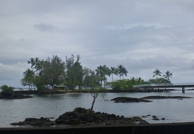 ハワイ島屈指の聖地「モクオラ」の名で親しまれている島です!!