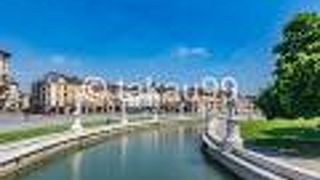 大きな円形の水路があります。