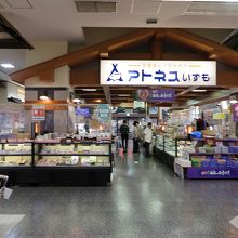 出雲大社のような屋根のある店内は土産品売り場