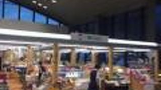 空港のお土産物屋