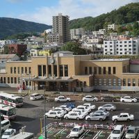 泊まった部屋から小樽駅が見えました