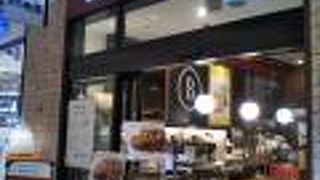 焼きたてのパンとカフェ