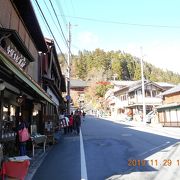 緑の山々に囲まれた街道。