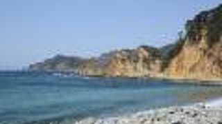 ゴロタ石の海水浴場です。ダイバーにも人気があります。