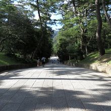 下り坂の参道とは珍しい