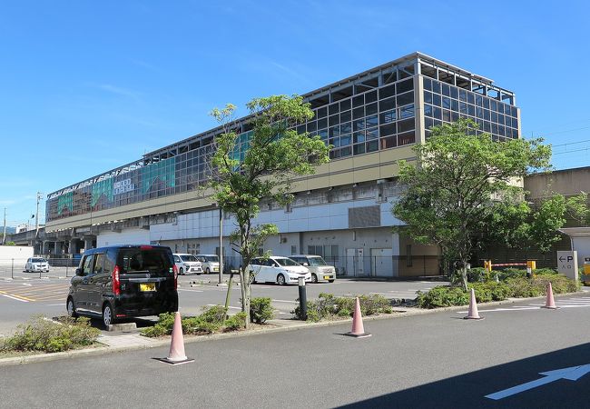 駅舎内は小ぢんまり、待ち時間のないように到着すべきだと思います