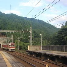 西青山駅は山の中の駅