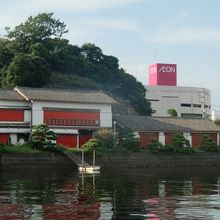 赤色の雨戸が閉まった千代本